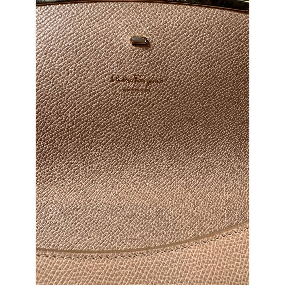 Salvatore Ferragamo Gancini Beige Pebbled Leather Chain Shoulder Bag Gold - Picture 3 of 10